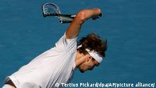 Tennis: Grand Slam - Australian Open; Einzel; Herren, Achtelfinale; Zverev (Deutschland) - Shapovalov (Kanada): Alexander Zverev schlägt frustriert seinen Schläger kaputt. +++ dpa-Bildfunk +++