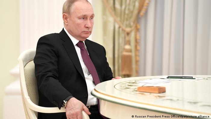 Президент РФ Владимир Путин за столом в Кремле