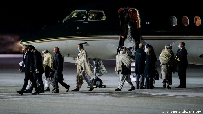 Momento en que los representantes del gobierno talibán descienden del avión que aterrizó en Oslo, Noruega.