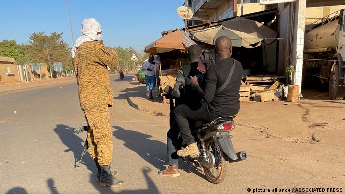 Checkpoint militaire près d'une caserne non loin de de Ouagadougou, la capitale