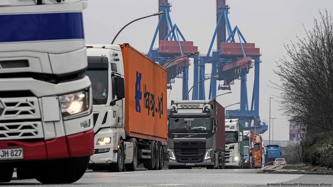 Caminhões no porto de Hamburgo na Alemanha
