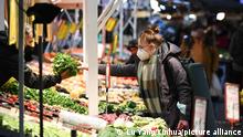 (220119) -- FRANKFURT, Jan. 19, 2022 (Xinhua) -- A customer shops for vegetables at a market in Frankfurt, Germany, on Jan. 19, 2022. Germany's annual inflation rate reached 3.1 percent in 2021, the highest level since 1993, the Federal Statistical Office (Destatis) announced on Wednesday. (Xinhua/Lu Yang)