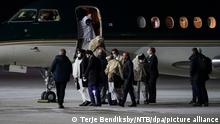 Vertreter der Taliban verlassen nach der Landung am Flughafen Oslo ein Flugzeug. Norwegen hat die militant-islamistischen Taliban zu dreitägigen Gesprächen nach Oslo eingeladen. +++ dpa-Bildfunk +++