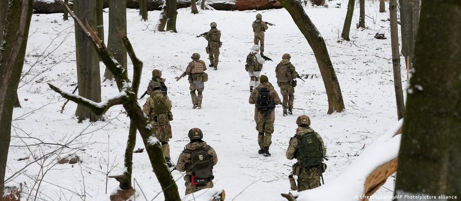 Membros das forças de defesas da Ucrânia estão preparando-se para o conflito desde o final do ano passado