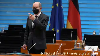德国联邦总理表示，“面对奥密克戎染疫大潮，却要全面放宽规定，这无论如何都不合适”。