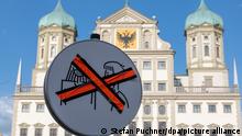 Augsburg - Ungültiges Maskenpflicht-Schild vor Rathaus
