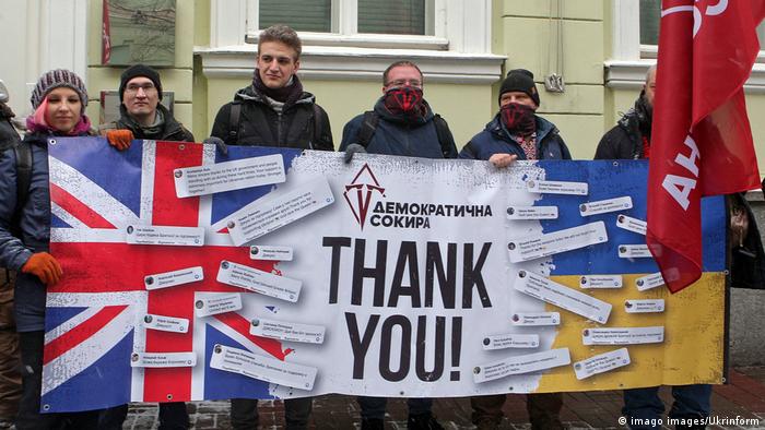 Activişti adunaţi în faţa Ambasadei Marii Britanii de la Kiev în semn de mulţumire pentru sprijinul oferit de această ţară Ucrainei