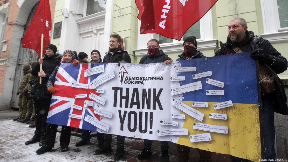 Manifestação em frente à embaixada britânica em Kiev