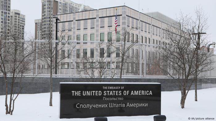 Las autoridades estadounidenses ordenaron a los funcionarios y empleados de su Embajada en Kiev que abandonaran el país.
