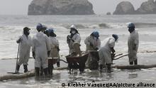 LIMA, PERU - JANUARY 20: Cleaning teams work to remove oil at the shores after an oil spill in the Ventanilla Sea in the province of Callao has stained the beaches of the district area in Lima, Peru on January 20, 2022. The spill was recorded on Saturday, January 15, during the unloading of crude oil from a ship at the La Pampilla Refinery, after strong waves reached the Peruvian coast as a result of the underwater volcanic eruption near Tonga. On January 20, the district of Ventanilla asks the government to declare an environmental emergency after the oil spill, in addition to groups of people and animalists who came to the rescue of various types of birds. Klebher Vasquez / Anadolu Agency