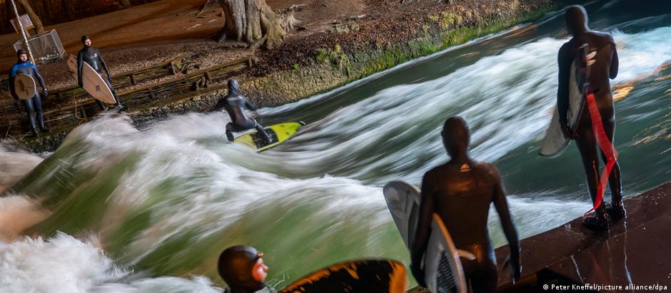 Onda no riacho Eisbach, no parque Jardim Inglês, era ponto turístico da capital da Baviera desde a década de 1980