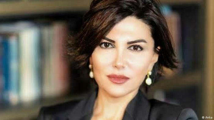 Nach einer regierungskritischen Äußerung in einer TV-Sendung wurde die bekannte Journalistin Sedef Kabas in einer Nacht- und Nebelaktion festgenommen. 