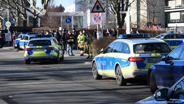 Automóviles de la Policía en Heidelberg, Alemania.