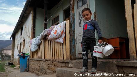 Унгарските роми страдат от изолация бедност и липса на добро