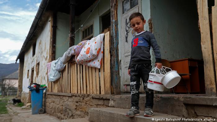 Унгарските роми страдат от изолация, бедност и липса на добро