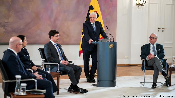 Njemački predsjednik Frank-Walter Steinmeier u dvorcu Bellevue pozvao na razgovor o Mržnji i nasilju koje se sve više ispoljava na demonstracijama u Njemačkoj