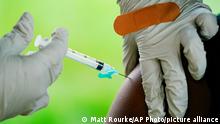 Лекар поставя ваксина срещу Ковид-19