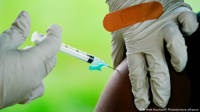 Лекар поставя ваксина срещу Ковид-19