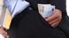 Symbolbild | Korruption | Hand schiebt Geld in die Tasche Symbolbild | Korruption | Hand schiebt Geld in die Tasche