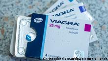 Packungen mit Viagra-Tabletten liegen auf einem Tisch. Am 25. Januar berät ein Expertengremium der Arzneimittelbehörde BfArM in Bonn über die Entlassung des Wirkstoffs Sildenafil aus der Verschreibungspflicht.
