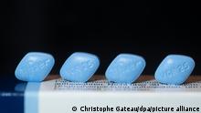 Vier Viagra-Tabletten liegen auf einer Viagra-Packung. Am 25. Januar berät ein Expertengremium der Arzneimittelbehörde BfArM in Bonn über die Entlassung des Wirkstoffs Sildenafil aus der Verschreibungspflicht.