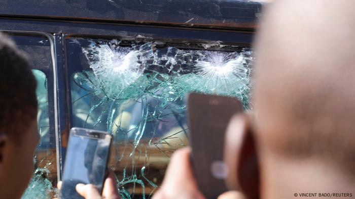 Impactos de bala en el vehículo del presidente Kaboré después de ser detenido por los militares golpistas.