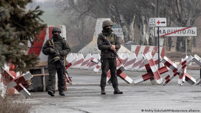 Soldados ucranianos en un puesto de control cerca de la línea divisoria con los rebeldes prorrusos
