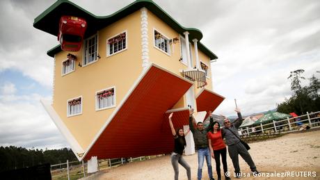 Лудата къща се намира в колумбийския град Гуатавита Проектирана е