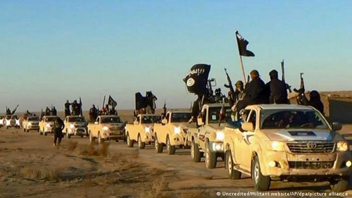 صورة من الأرشيف لقافلة من السيارات والمقاتلين التابعين لتنظيم داعش في معقلهم، الرقة السورية (16/10/2017) 