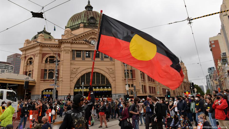 Australia buys copyright to Aboriginal flag | News | DW - Vimarsana News
