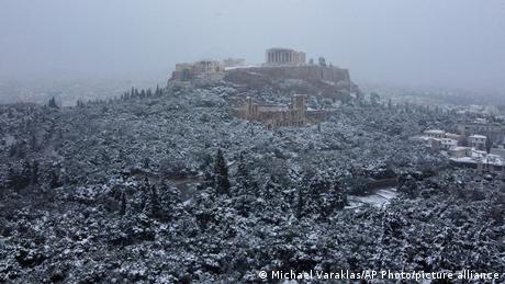 Не само идилични слики, како оваа на прочуениот рид Акропол под снежна покривка. Зимската бура Елпида предизвика хаос не само во Атина туку и во други делови на земјата, вклучително и на некои острови.
