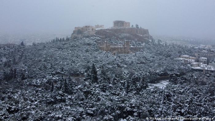 La Acrópolis cubierta de nieve en Grecia.