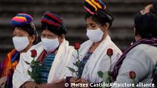 Mujeres indígenas frente al juzgado en Ciudad de Guatemala.
