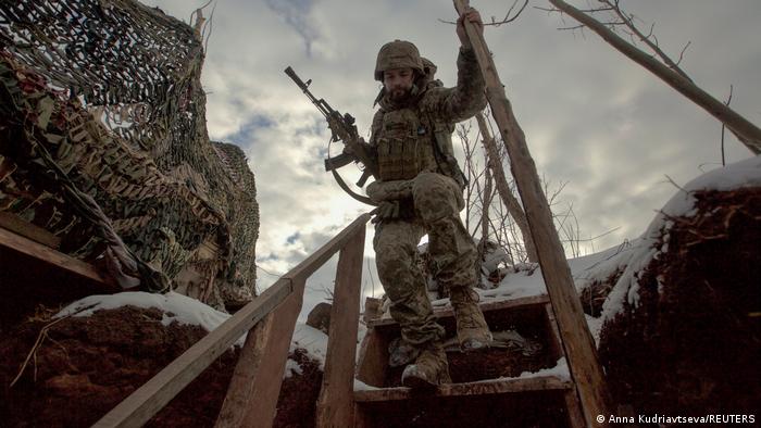 Тензиите растат: Украински војник во пограничниот регион кон Русија