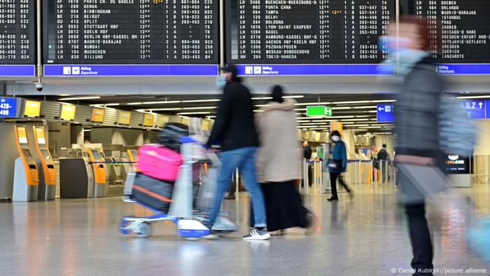 Frankfurt Havalimanı'nın 1 numaralı terminalinde yolcular