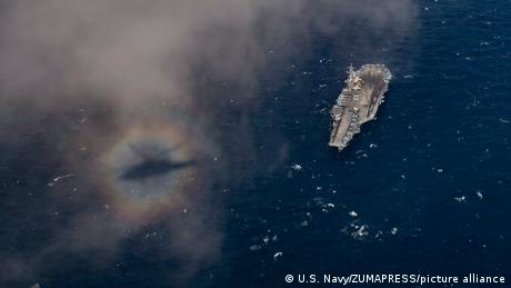 美国海军一架F-35C闪电2型战斗机在“卡尔·文森”号航母甲板上降落时发生事故，造成包括飞行员在内的7人受伤。