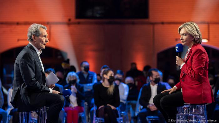  Valérie Pecresse avec le journaliste Jean-Jacques Bourdin dans un plateau télé