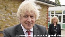 ARCHIV - Dieses Handout-Foto aus der Downing Street vom 19.6.2020 zeigt Boris Johnson, Premierminister von Großbritannien, der während eines Besuchs der Bovingdon Primary Academy einen Geburtstagskuchen hoch hält, der von Mitarbeitern der Schule für ihn gebacken wurde. Der Premierminister sieht sich mit neuen Vorwürfen konfrontiert, die Corona-Vorschriften, die während des Lockdowns im Juni 2020 galten, selbt umgangen zu haben. Berichten zufolge soll der britische Premier Johnson mitten im Lockdown im Juni 2020 seinen Geburtstag gefeiert haben. Laut dem Sender ITV hatte Johnsons Frau Carrie eine Überraschungsparty für den konservativen Politiker in dessen Amtssitz 10 Downing Street organisiert. Private Treffen in Innenräumen waren damals nicht erlaubt. +++ dpa-Bildfunk +++