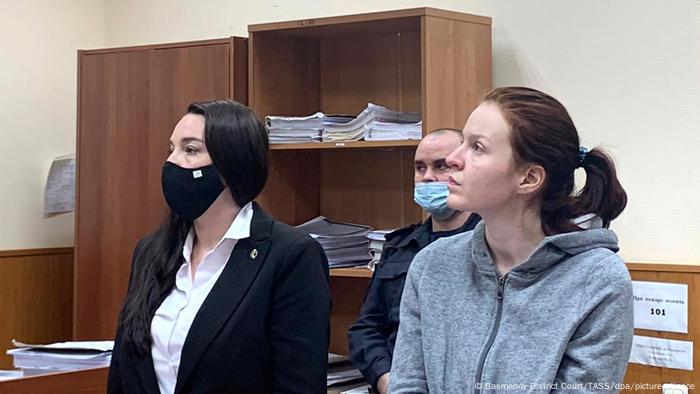 Nawalny-Sprecherin Kira Jarmysch (r.), hier bei einer Anhörung im Moskauer Bezirksgericht Basmanny 