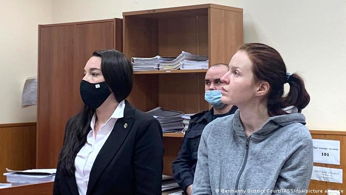 Nawalny-Sprecherin Kira Jarmysch (r.), hier bei einer Anhörung im Moskauer Bezirksgericht Basmanny 