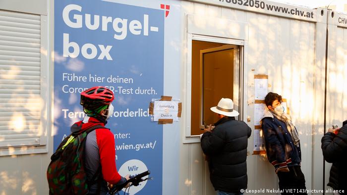 Mehrere Menschen stehen an einer PCR-Teststelle in Österreichs Hauptstadt Wien an 