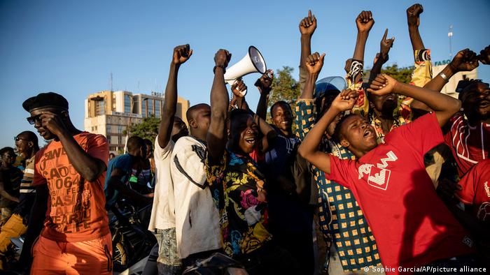 Várias centenas de manifestantes reuniram-se na terça-feira (25.01) em Ouagadougou para apoiar os militares