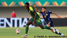 Soccer Football - Africa Cup of Nations - Round of 16 - Senegal v Cape Verde - Kouekong Stadium, Bafoussam, Cameroon - January 25, 2022
Senegal's Pape Gueye in action with Cape Verde's Kenny Rocha REUTERS/Thaier Al-Sudani