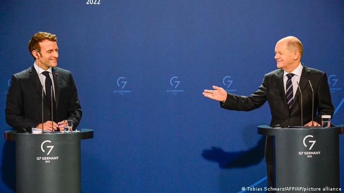 El presidente francés, Emmanuel Macron, a la izquierda, y el canciller alemán, Olaf Scholz, asisten a una conferencia de prensa en Berlín, Alemania, el martes 25 de enero de 2022.