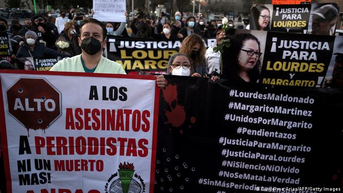 Szene einer Demonstration Plakate fordern Gerechtigkeit para Lourdes y Margarito