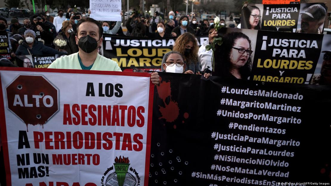 Manifestantes com cartazes em protestos em Tijuana contra a violência contra jornalistas no México