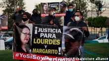 Während einer landesweiten Demonstration gegen die Ermordung der Journalistin Lourdes Maldonado und des freiberuflichen Fotojournalisten Margarito Martínez am Mexiko-Denkmal in Tijuana, Mexiko, halten Menschen ein Schild mit der Aufschrift Gerechtigkeit für Lourdes und Margarito. Der mexikanische Staatssekretär für Inneres, Alejandro Encinas, sagte kürzlich, dass mehr als 90 % der Morde an Journalisten und Menschenrechtsverteidigern ungeklärt bleiben, trotz eines Regierungssystems, das sie schützen soll. +++ dpa-Bildfunk +++