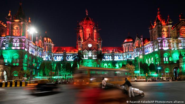 Danas je Dan republike i zgrada železničke stanice u Mumbaju je osvetljena u bojama zastave. Ustavom koji je stupio na snagu 26. januara 1950. Indija je prestala da bude pod britanskom krunom i postala je republika.