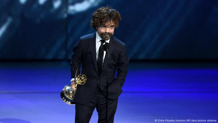  Peter Dinklage hält auf der Bühne einen Emmy in der Hand