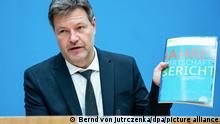 Robert Habeck (Bündnis 90/Die Grünen), Bundesminister für Wirtschaft und Klimaschutz, stellt in der Bundespressekonferenz den Jahreswirtschaftsbericht 2022 vor.